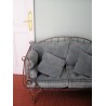 2-Sitzer-Sofa aus Eisen mit Kissen bei Moinat SA – Antiquitäten und Dekoration