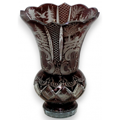  Vase MAGION en cristal , coloris rouge sur  Moinat SA  - Antiquités décoration