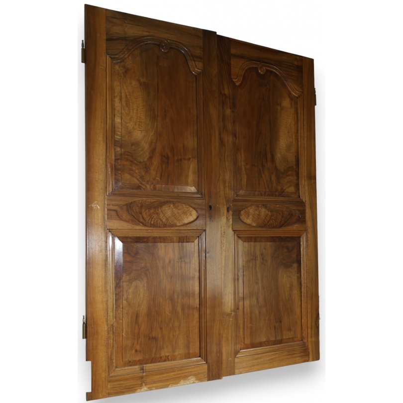 Paire de portes d'armoire en noyer