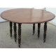 Table de salle à manger avec 6 pieds torses.