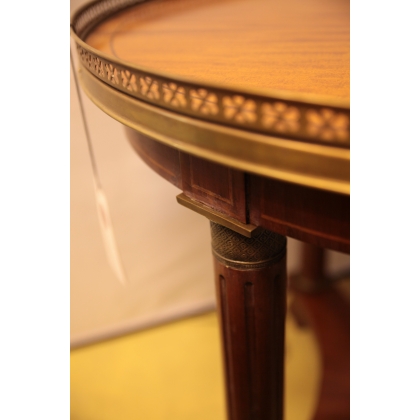  Table ronde style Regency en acajou, sur  Moinat SA  - Antiquités décoration