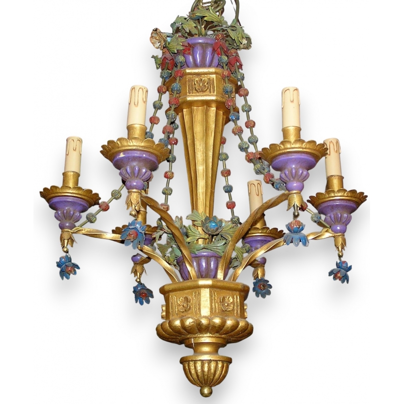 Lustre en bois doré, polychrome et fer