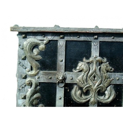 Cofre de corsario. Decoración con herrajes. En  Moinat SA  - Antigüedades y decoración