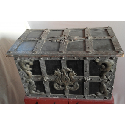 Cofre de corsario. Decoración con herrajes. En  Moinat SA  - Antigüedades y decoración
