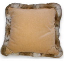 Coussin velours beige, bordé faux lynx