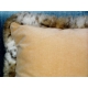 Coussin velours beige, bordé faux lynx