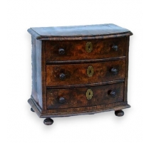 Minature chest of drawers, wit