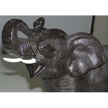 Eléphant, en céramique noire.