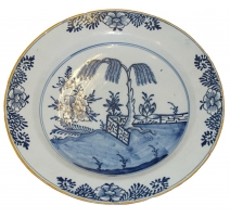 Plat en faïence bleu blanc de Delft