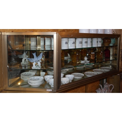  Vitrine en laiton avec rayons en verre sur  Moinat SA  - Antiquités décoration