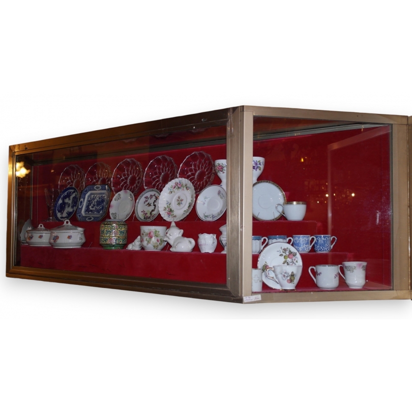  Vitrine en laiton intérieur feutre rouge sur  Moinat SA  - Antiquités décoration