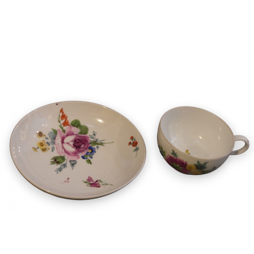 Tasse et sous-tasse en porcelaine