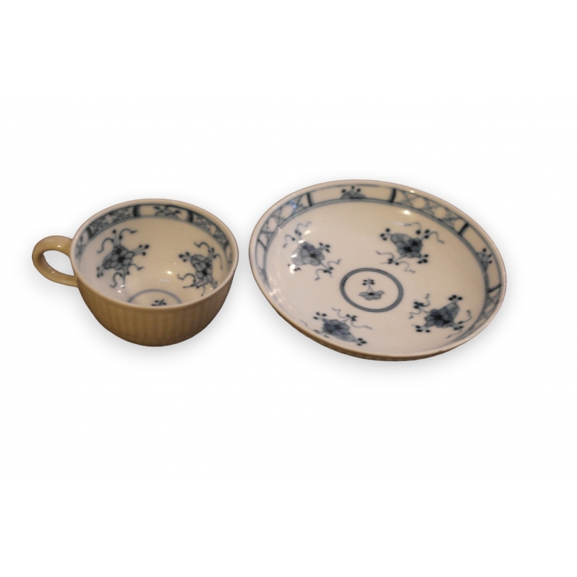 Tasse et sous-tasse en porcelaine
