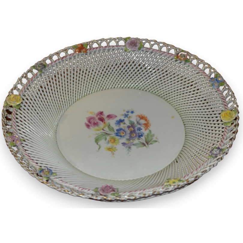 Openwork porcelain basket with decorative motif by Moinat SA – Antiques and home décor