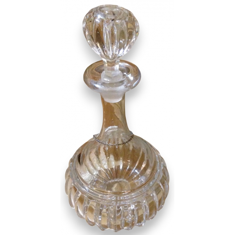 Round crystal decanter at  Moinat SA  - Antiques and home décor