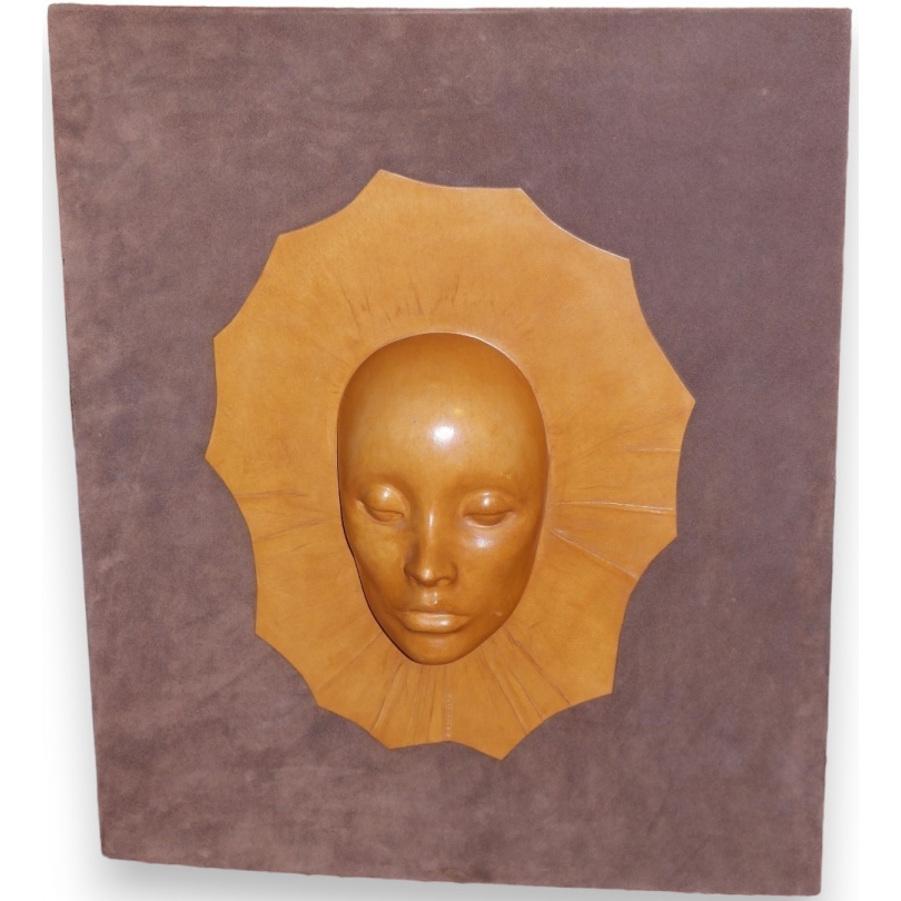  Panneau en cuir haut relief "Visage de sur  Moinat SA  - Antiquités décoration