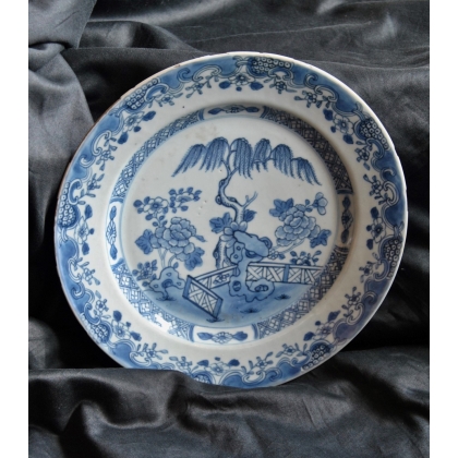  Assiette en porcelaine bleu-blanc sur  Moinat SA  - Antiquités décoration