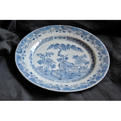  Assiette en porcelaine bleu-blanc sur  Moinat SA  - Antiquités décoration
