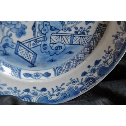  Assiette en porcelaine bleu-blanc sur  Moinat SA  - Antiquités décoration