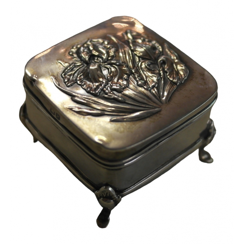 Petite boîte carrée Art Nouveau "fleurs" en argent