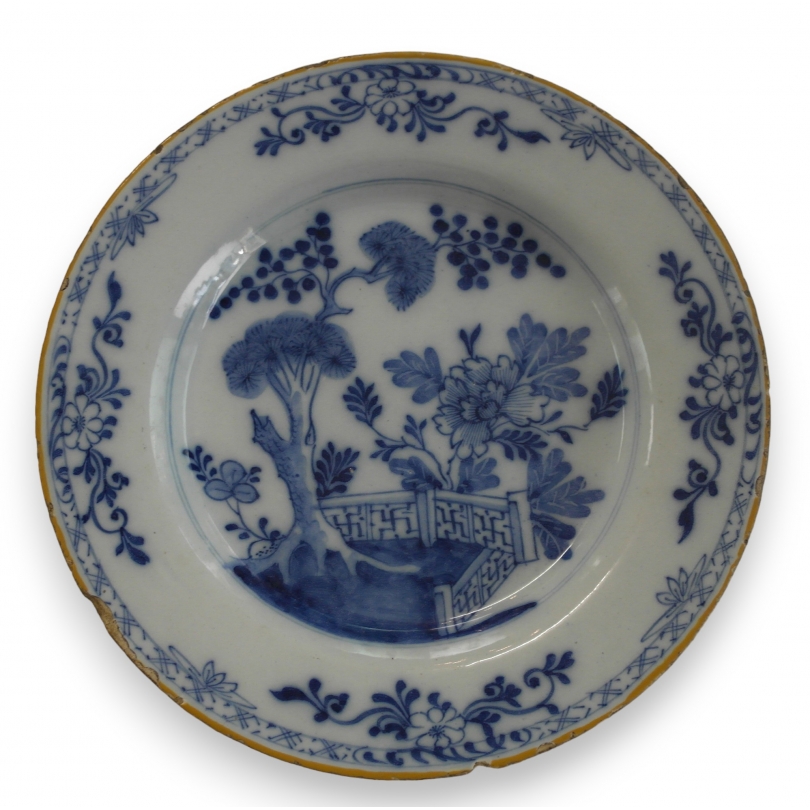  Assiette en faïence Delft (ébréchée) sur  Moinat SA  - Antiquités décoration