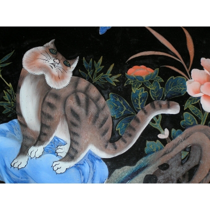 Untersetzer „Katze“ mit Blumenmuster. Bei  Moinat SA  – Antiquitäten und Dekoration