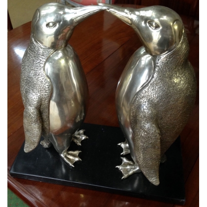 Bronze \"Couple de pingouins\" argenté