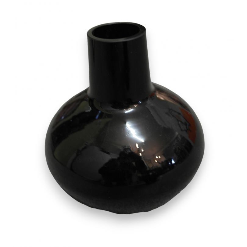 Vase en verre noir