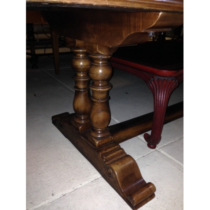  Table en noyer massif modèle Blois sur  Moinat SA  - Antiquités décoration