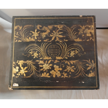  Petite table chinoise avec plateau sur  Moinat SA  - Antiquités décoration