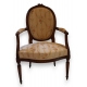 Fauteuil cabriolet Louis XVI en noyer