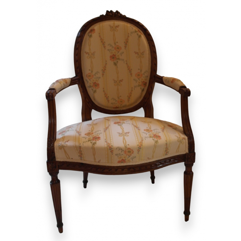 Fauteuil cabriolet Louis XVI en noyer