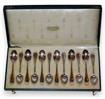 Coffret contenant 12 cuillères en argent