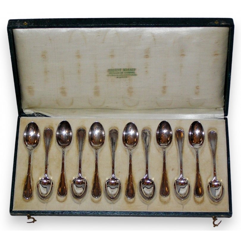 Coffret contenant 12 cuillères en argent