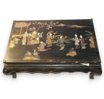 Table chinoise avec incrustations