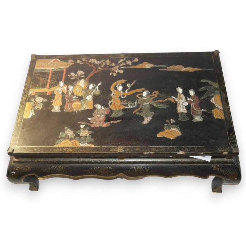 Table chinoise avec incrustations