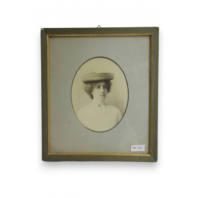  Photo d'une femme sur  Moinat SA  - Antiquités décoration