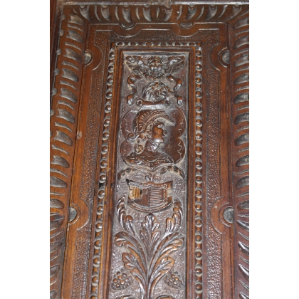 Panneau de coffre en noyer sculpté