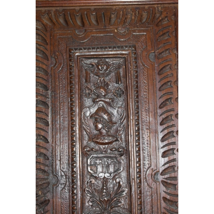 Panneau de coffre en noyer sculpté