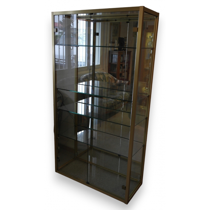  Vitrine en alu doré, rayons en verre sur  Moinat SA  - Antiquités décoration