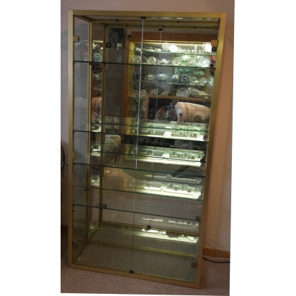  Vitrine en alu doré, rayons en verre sur  Moinat SA  - Antiquités décoration