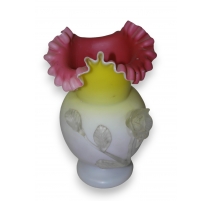 Vase en opaline rose, jaune et blanc