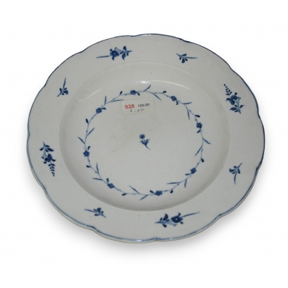 Assiette en faïence, décor bleu