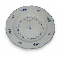 Assiette en faïence, décor bleu