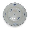  Assiette en faïence, décor bleu sur  Moinat SA  - Antiquités décoration