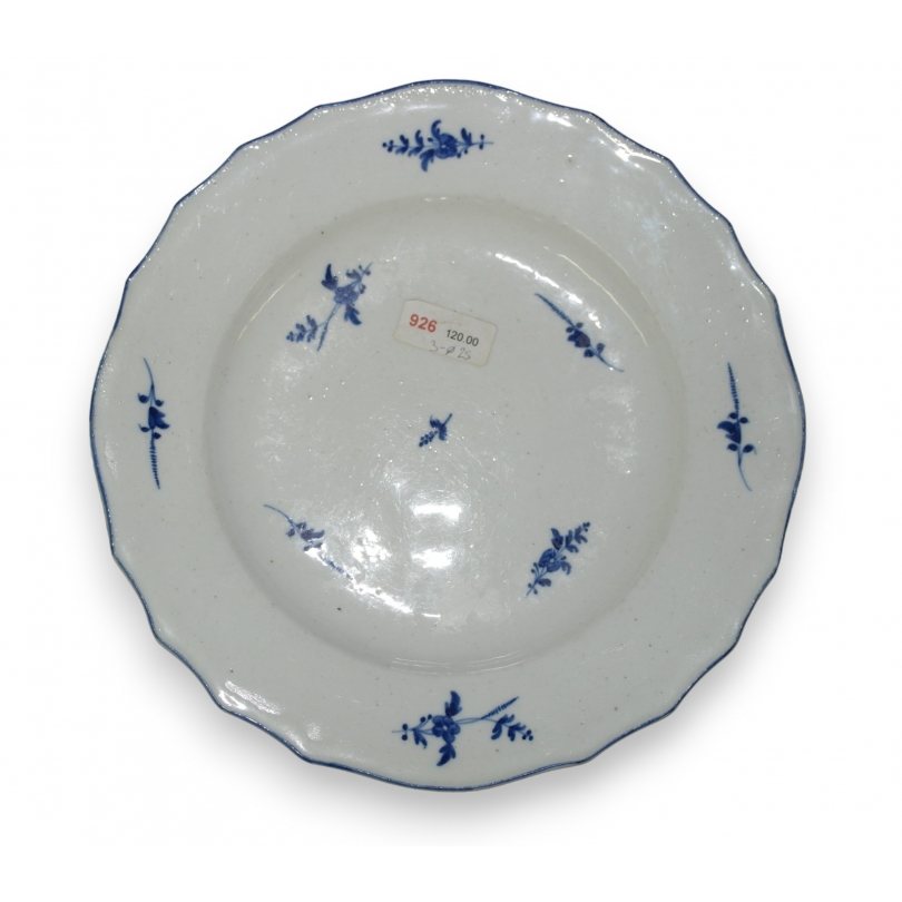 Assiette en faïence, décor bleu