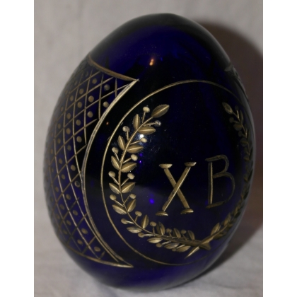 Oeuf de style Fabergé en cristal bleu,