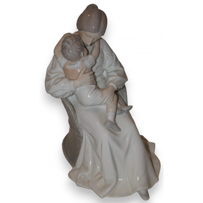 Groupe \"Mère et enfant\" en porcelaine
