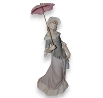 Femme à l'ombrelle en porcelaine de