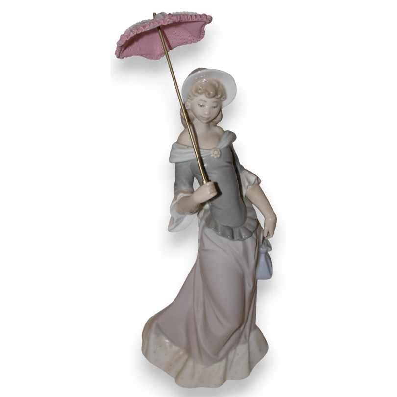 Femme à l'ombrelle en porcelaine de